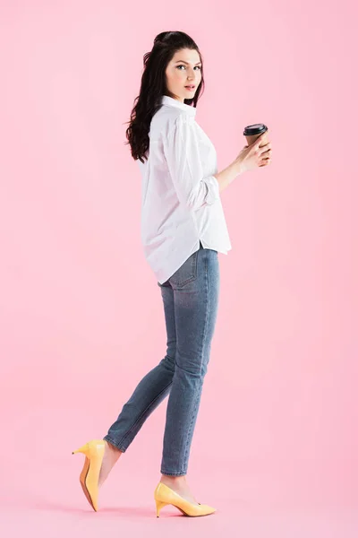 Mooie Vrouw Lopen Met Koffie Gaan Geïsoleerde Roze — Stockfoto