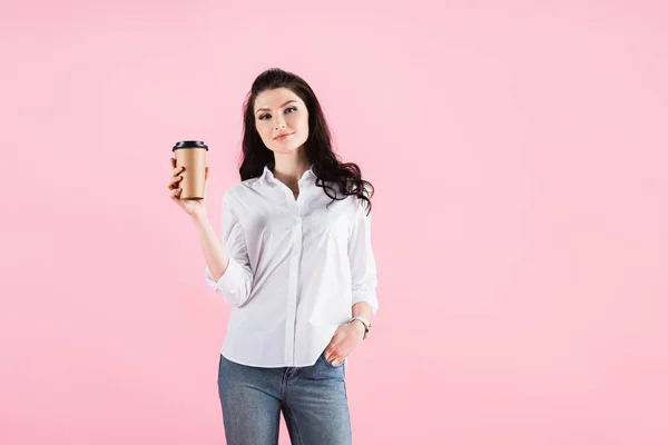 Atrakcyjna Kobieta Trzyma Jednorazowego Kubka Kawy Różowym Tle — Zdjęcie stockowe