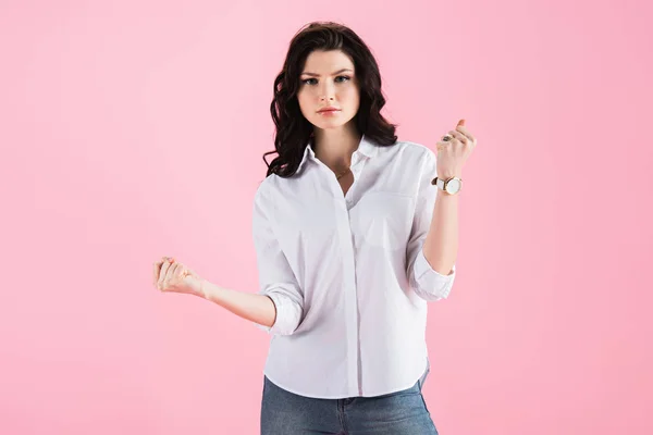 Mooie Ernstige Brunette Vrouw Gebaren Geïsoleerd Roze — Stockfoto