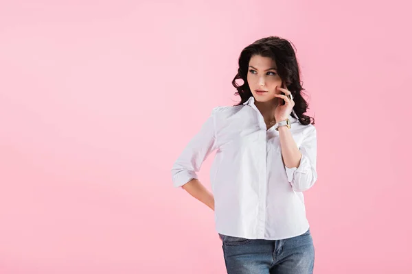 Hermosa Chica Morena Posando Ropa Casual Aislado Rosa —  Fotos de Stock