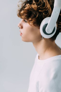 yakışıklı adam gri izole kulaklık müzik dinleme yan görünüm 
