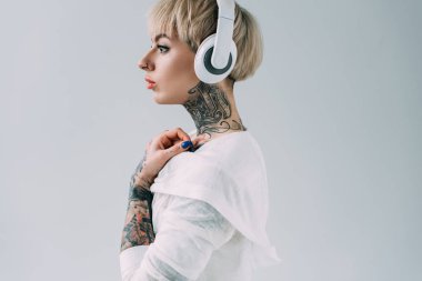 çekici kadın gri izole kulaklık müzik dinleme yan görünüm 