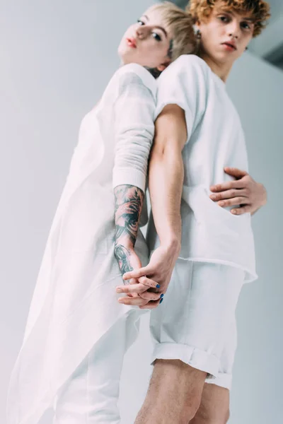 Вибірковий Фокус Чоловіка Жінки Тримає Руки Стоячи Ізольовано Сірому — стокове фото
