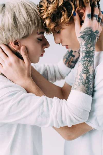 Novia Con Tatuajes Abrazando Novio Con Pelo Rizado Aislado Gris — Foto de Stock