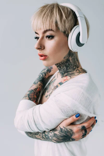 Atractiva Mujer Con Tatuajes Escuchando Música Auriculares Aislados Gris — Foto de Stock