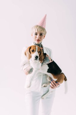 dövmeler silah şirin beagle köpek gri izole holding ile sarışın kadın 