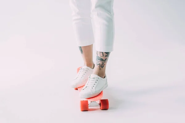 Oříznutý Pohled Ženy Koni Skateboard Šedém Pozadí — Stock fotografie