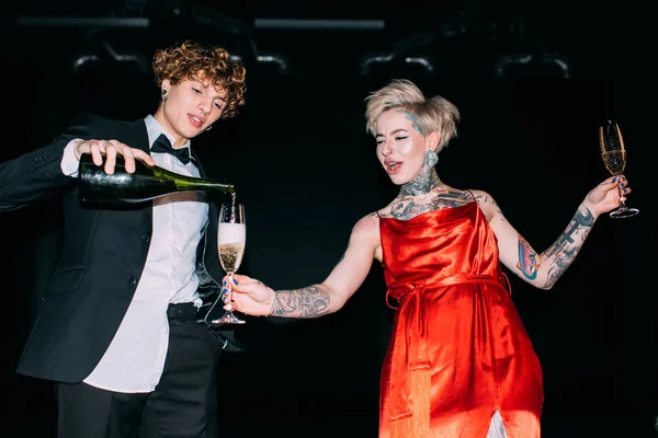 Homem Bonito Com Cabelo Encaracolado Derramando Champanhe Vidro Mulher Loira — Fotografia de Stock