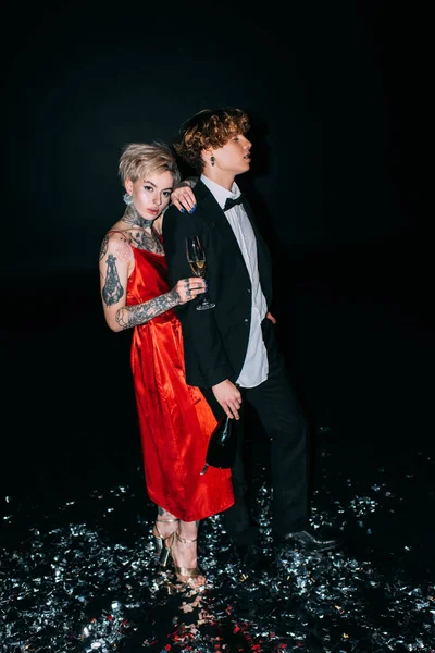 Attraktive Frau Roten Kleid Hält Glas Champagner Der Nähe Freund — Stockfoto