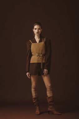 retro giysiler kahverengi üzerine poz şık çekici modeli