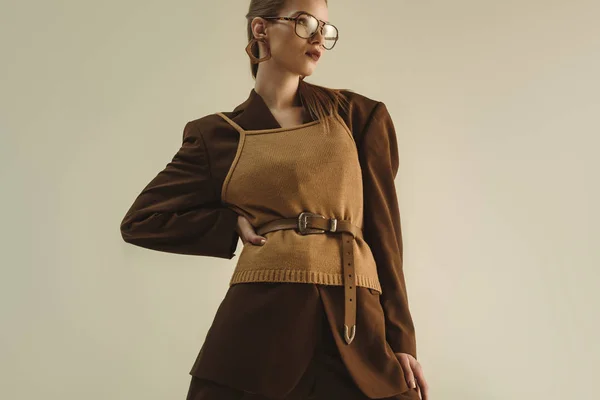 Stylisches Model Posiert Trendiger Retro Kleidung Für Modeshooting Isoliert Auf — Stockfoto