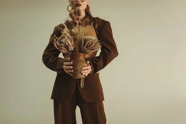 Vista Recortada Mujer Elegante Sosteniendo Jarra Arcilla Con Flores Secas — Foto de Stock