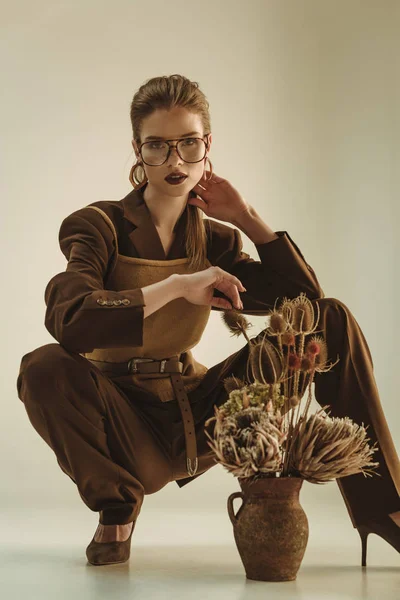 Bela Mulher Moda Segurando Jarro Barro Com Flores Secas Bege — Fotografia de Stock