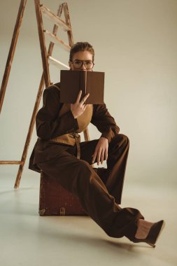 kitap ve merdiven bej üzerinde oturan çekici modeli