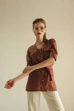 şık genç kadın trendy vintage giyim üzerinde bej izole poz