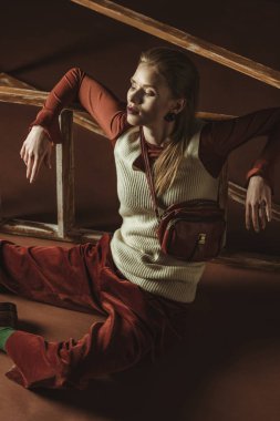 vintage tarzı ahşap merdiven Brown'un yakınındaki poz moda modeli