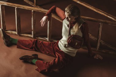 vintage tarzı ahşap merdiven Brown'un yakınındaki poz çekici modeli