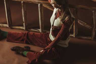 Genç kadın vintage tarzı ahşap merdiven Brown'un yakınındaki poz