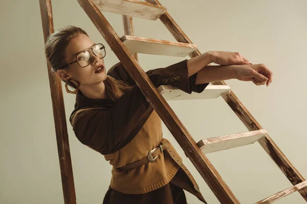Attraktive Modische Frau Posiert Der Nähe Von Holzleiter Isoliert Auf — Stockfoto