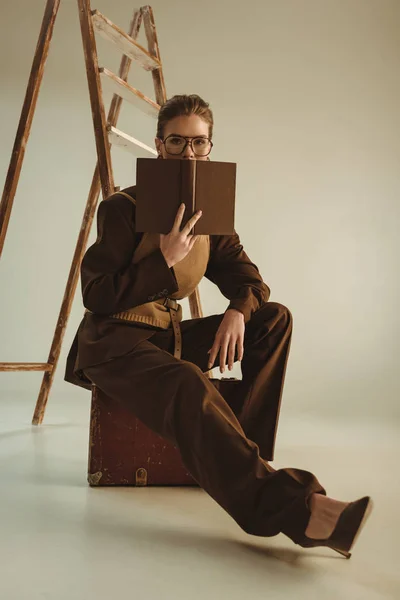 Modelo Atraente Segurando Livro Sentado Perto Escada Bege — Fotografia de Stock