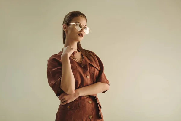 Mooie Jonge Vrouw Poseren Trendy Vintage Kleding Voor Mode Schieten — Stockfoto