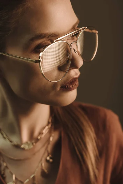 Attraktive Modische Frau Posiert Brille Isoliert Auf Braun — Stockfoto