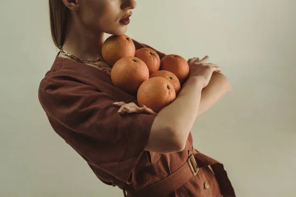 Обрезанный Вид Модную Молодую Женщину Держащую Свежие Апельсины Изолированные Бежевый — стоковое фото