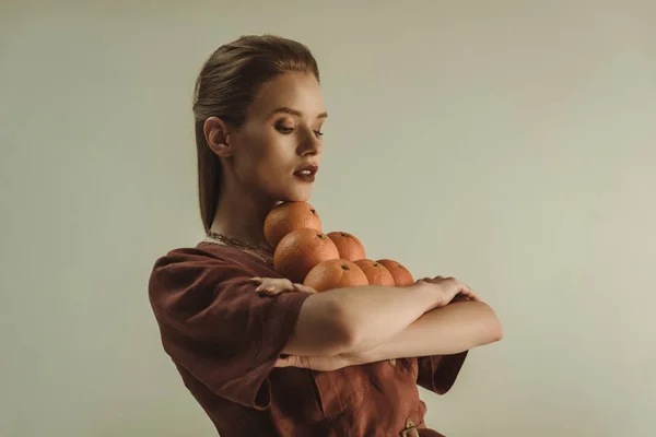 Schöne Modische Frau Hält Frische Orangen Isoliert Auf Beige — Stockfoto