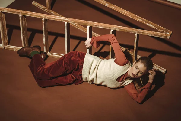 Привлекательная Молодая Женщина Стиле Ретро Позирует Возле Деревянной Лестницы Коричневом — стоковое фото