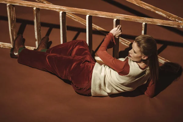 Привлекательная Девушка Стиле Ретро Позирует Возле Деревянной Лестницы Коричневом — стоковое фото