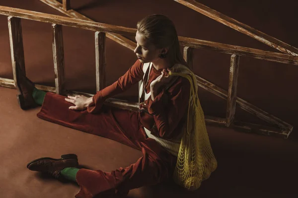 Όμορφο Κορίτσι Της Μόδας Λεμόνια Κορδόνι Τσάντα Θέτοντας Κοντά Σκάλα — Φωτογραφία Αρχείου