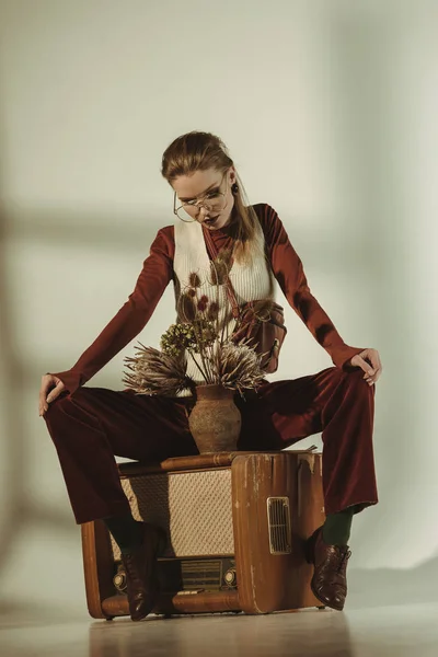 Attraktive Stilvolle Frau Sitzt Auf Vintage Mit Strauß Trockener Blumen — Stockfoto