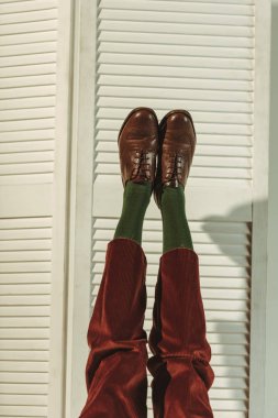 görünümü ekran katlama yakınındaki vintage deri ayakkabı kadın bacakları kesilmiş