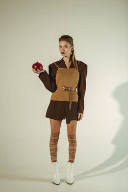taze nar bej üzerinde tutan güzel moda kadın