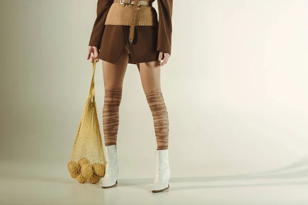 Abgeschnittene Ansicht Von Stylischem Mädchen Mit Zitronen String Bag Posiert — Stockfoto