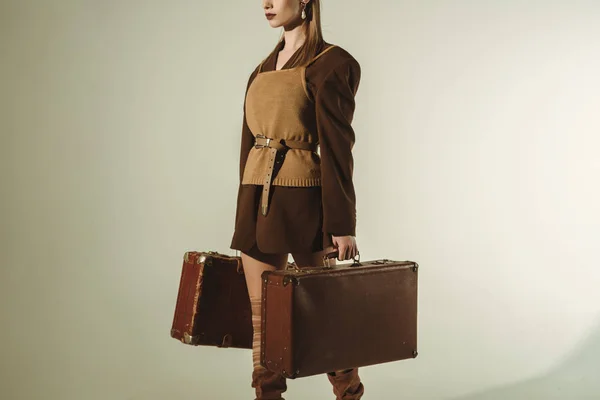 베이지색에 레트로 가방을 여자의 자른된 — 스톡 사진