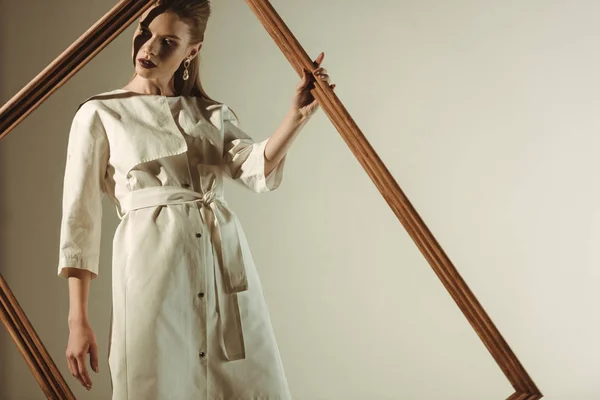 Стильная Девушка Белом Модном Наряде Позирует Большой Деревянной Рамой Изолированной — стоковое фото