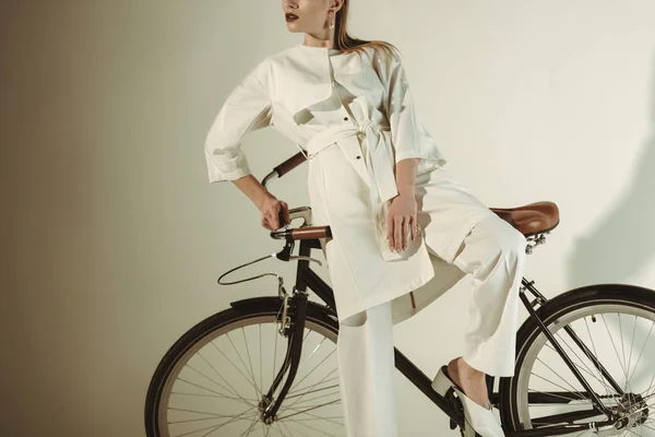 Recortado Vista Elegante Chica Traje Blanco Posando Bicicleta —  Fotos de Stock