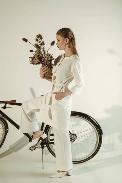 Bela Menina Elegante Posando Com Buquê Flores Secas Perto Bicicleta — Fotografia de Stock