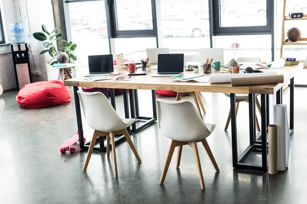 宽敞的阁楼办公室的现代设计 配有椅子和电脑桌 — 图库照片