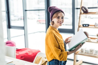 loft Office gülümseyen güzel kadın tasarımcı holding defter