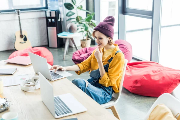 Cantik Tersenyum Muda Perempuan Itu Spesialis Menggunakan Laptop Kantor Loteng — Stok Foto