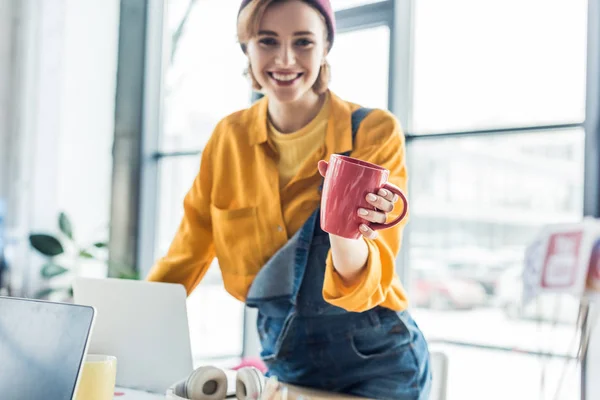 Wanita Muda Tersenyum Itu Spesialis Meja Komputer Memegang Secangkir Kopi — Stok Foto