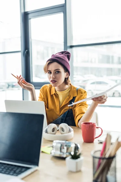 Jonge Vrouw War Het Gespecialiseerde Bedrijf Document Pen Tijdens Vergadering — Stockfoto