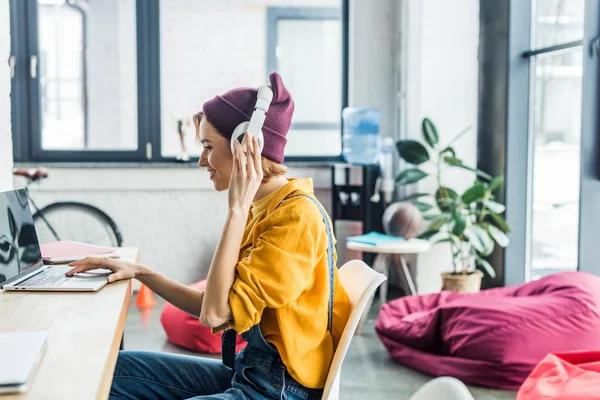 Jonge Vrouw Het Specialist Hoofdtelefoons Met Laptop Loft Kantoor Met — Stockfoto