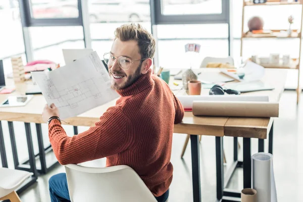 Bonito Arquiteto Masculino Sentado Mesa Trabalhando Plantas Escritório Loft — Fotografia de Stock