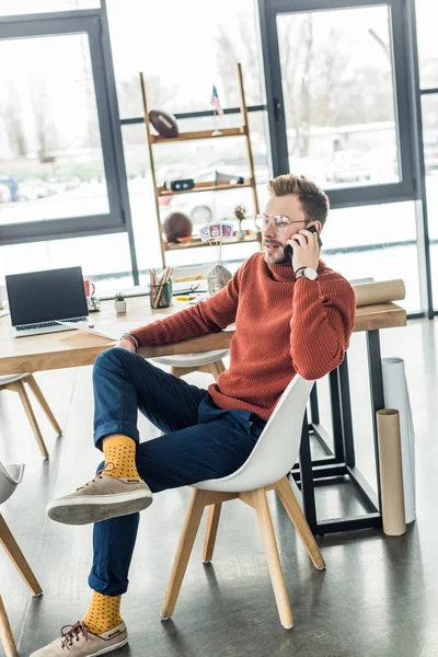 Arquitecto Masculino Sentado Escritorio Computadora Hablando Teléfono Inteligente Oficina Loft —  Fotos de Stock