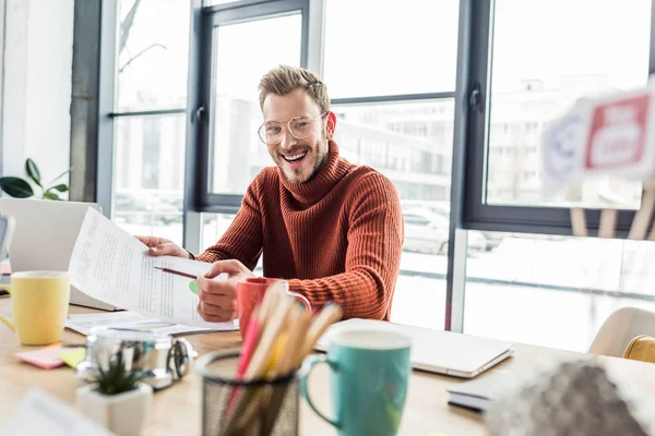 Χαμογελώντας Casual Επιχειρηματία Γυαλιά Κάθεται Στο Γραφείο Και Την Εργασία — Φωτογραφία Αρχείου