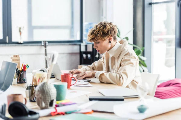 Arquitecto Guapo Que Trabaja Escritorio Computadora Con Planos Oficina Del —  Fotos de Stock