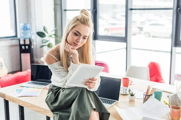 Schöne Architektin Sitzt Mit Bauplänen Tisch Und Nutzt Digitales Tablet — Stockfoto